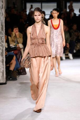 2/61 | Dries Van Noten Spring 2025 | Photo: NOWFASHION.com Dries Van Noten Spring 2025 | Photo: NOWFASHION.com