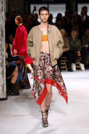 4/61 | Dries Van Noten Spring 2025 | Photo: NOWFASHION.com Dries Van Noten Spring 2025 | Photo: NOWFASHION.com