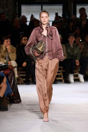5/61 | Dries Van Noten Spring 2025 | Photo: NOWFASHION.com Dries Van Noten Spring 2025 | Photo: NOWFASHION.com