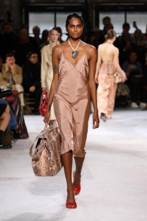 6/61 | Dries Van Noten Spring 2025 | Photo: NOWFASHION.com Dries Van Noten Spring 2025 | Photo: NOWFASHION.com
