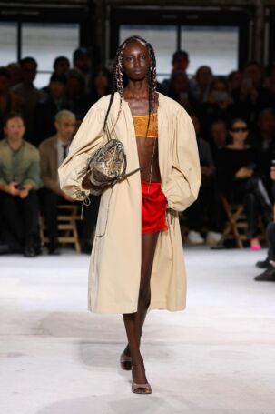 8/61 | Dries Van Noten Spring 2025 | Photo: NOWFASHION.com Dries Van Noten Spring 2025 | Photo: NOWFASHION.com