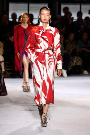 9/61 | Dries Van Noten Spring 2025 | Photo: NOWFASHION.com Dries Van Noten Spring 2025 | Photo: NOWFASHION.com