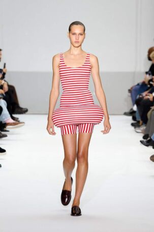 2/46 | Duran Lantink Spring 2025 | Photo: NOWFASHION.com Duran Lantink Spring 2025 | Photo: NOWFASHION.com