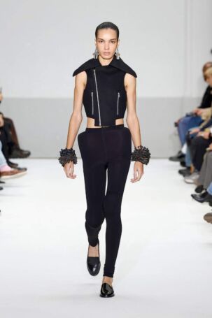 4/46 | Duran Lantink Spring 2025 | Photo: NOWFASHION.com Duran Lantink Spring 2025 | Photo: NOWFASHION.com