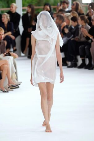 1/48 | Issey Miyake Spring 2025 | Photo: NOWFASHION.com Issey Miyake Spring 2025 | Photo: NOWFASHION.com