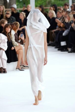 2/48 | Issey Miyake Spring 2025 | Photo: NOWFASHION.com Issey Miyake Spring 2025 | Photo: NOWFASHION.com