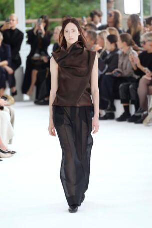 3/48 | Issey Miyake Spring 2025 | Photo: NOWFASHION.com Issey Miyake Spring 2025 | Photo: NOWFASHION.com