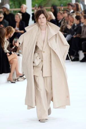 4/48 | Issey Miyake Spring 2025 | Photo: NOWFASHION.com Issey Miyake Spring 2025 | Photo: NOWFASHION.com