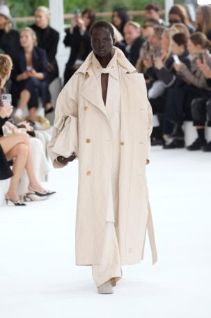 5/48 | Issey Miyake Spring 2025 | Photo: NOWFASHION.com Issey Miyake Spring 2025 | Photo: NOWFASHION.com