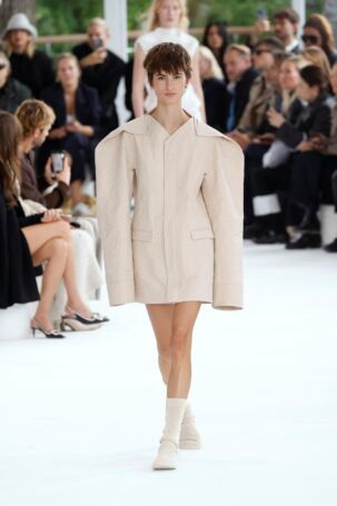 6/48 | Issey Miyake Spring 2025 | Photo: NOWFASHION.com Issey Miyake Spring 2025 | Photo: NOWFASHION.com