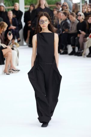 8/48 | Issey Miyake Spring 2025 | Photo: NOWFASHION.com Issey Miyake Spring 2025 | Photo: NOWFASHION.com