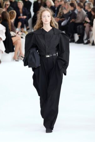 9/48 | Issey Miyake Spring 2025 | Photo: NOWFASHION.com Issey Miyake Spring 2025 | Photo: NOWFASHION.com