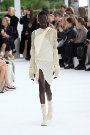 10/48 | Issey Miyake Spring 2025 | Photo: NOWFASHION.com Issey Miyake Spring 2025 | Photo: NOWFASHION.com