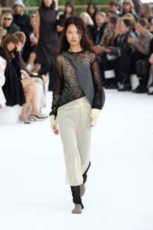 11/48 | Issey Miyake Spring 2025 | Photo: NOWFASHION.com Issey Miyake Spring 2025 | Photo: NOWFASHION.com