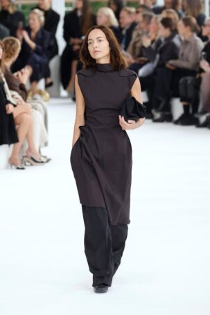 12/48 | Issey Miyake Spring 2025 | Photo: NOWFASHION.com Issey Miyake Spring 2025 | Photo: NOWFASHION.com