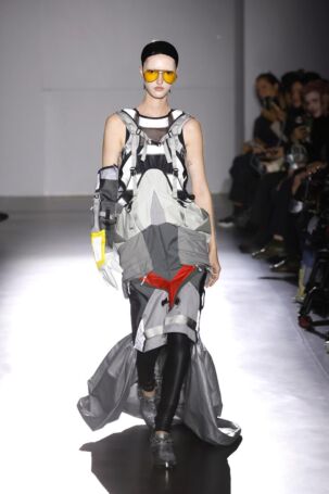 1/30 | Junya Watanabe Spring 2025 | Photo: NOWFASHION.com Junya Watanabe Spring 2025 | Photo: NOWFASHION.com