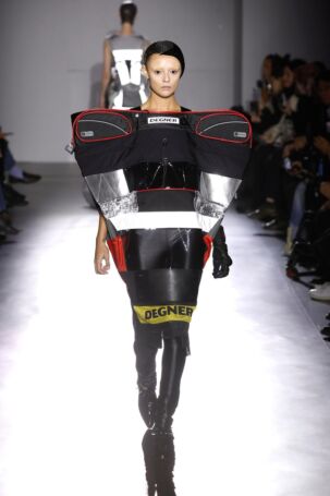 2/30 | Junya Watanabe Spring 2025 | Photo: NOWFASHION.com Junya Watanabe Spring 2025 | Photo: NOWFASHION.com