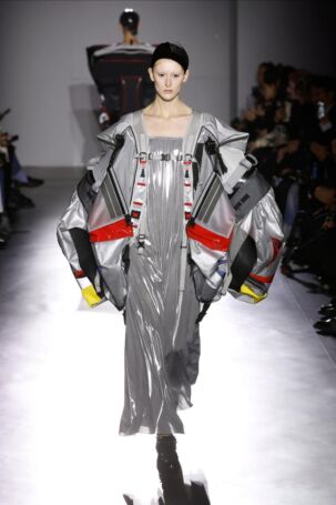 3/30 | Junya Watanabe Spring 2025 | Photo: NOWFASHION.com Junya Watanabe Spring 2025 | Photo: NOWFASHION.com