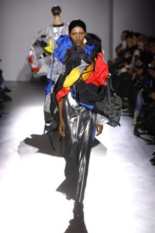4/30 | Junya Watanabe Spring 2025 | Photo: NOWFASHION.com Junya Watanabe Spring 2025 | Photo: NOWFASHION.com