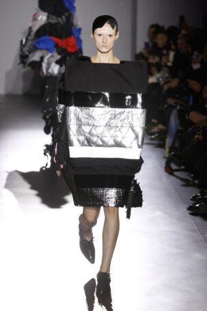 5/30 | Junya Watanabe Spring 2025 | Photo: NOWFASHION.com Junya Watanabe Spring 2025 | Photo: NOWFASHION.com
