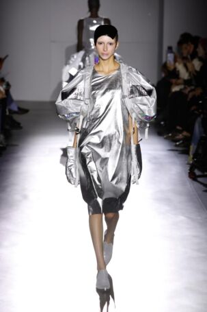 7/30 | Junya Watanabe Spring 2025 | Photo: NOWFASHION.com Junya Watanabe Spring 2025 | Photo: NOWFASHION.com