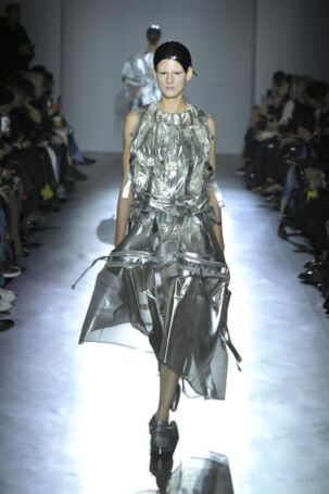 8/30 | Junya Watanabe Spring 2025 | Photo: NOWFASHION.com Junya Watanabe Spring 2025 | Photo: NOWFASHION.com