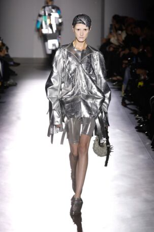 10/30 | Junya Watanabe Spring 2025 | Photo: NOWFASHION.com Junya Watanabe Spring 2025 | Photo: NOWFASHION.com