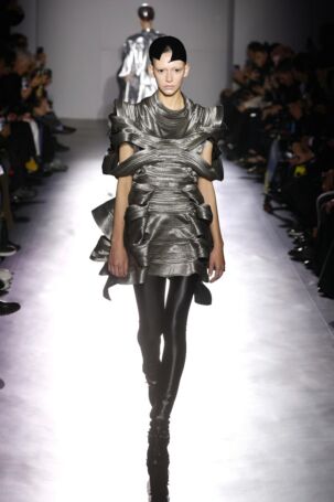 11/30 | Junya Watanabe Spring 2025 | Photo: NOWFASHION.com Junya Watanabe Spring 2025 | Photo: NOWFASHION.com
