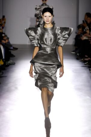 12/30 | Junya Watanabe Spring 2025 | Photo: NOWFASHION.com Junya Watanabe Spring 2025 | Photo: NOWFASHION.com