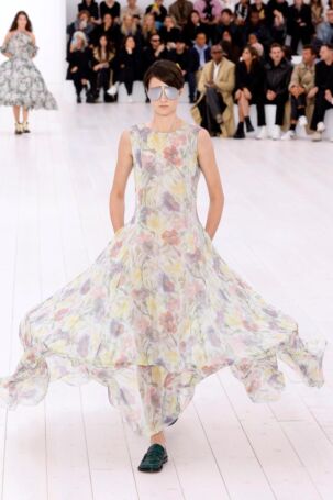 2/58 | Loewe Spring 2025 | Photo: NOWFASHION.com Loewe Spring 2025 | Photo: NOWFASHION.com