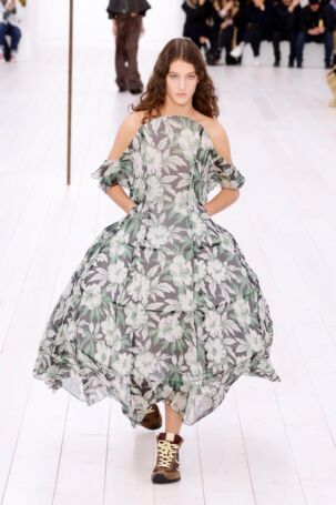 3/58 | Loewe Spring 2025 | Photo: NOWFASHION.com Loewe Spring 2025 | Photo: NOWFASHION.com