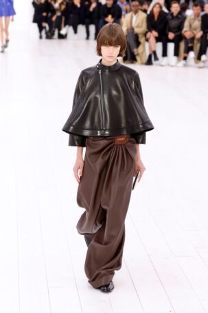 4/58 | Loewe Spring 2025 | Photo: NOWFASHION.com Loewe Spring 2025 | Photo: NOWFASHION.com