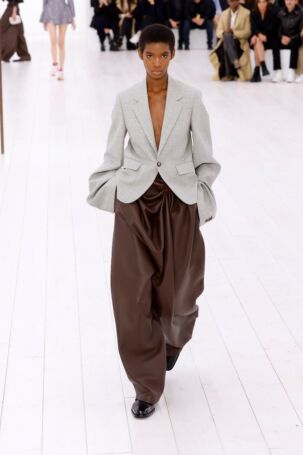 6/58 | Loewe Spring 2025 | Photo: NOWFASHION.com Loewe Spring 2025 | Photo: NOWFASHION.com