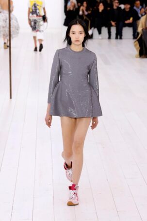 7/58 | Loewe Spring 2025 | Photo: NOWFASHION.com Loewe Spring 2025 | Photo: NOWFASHION.com