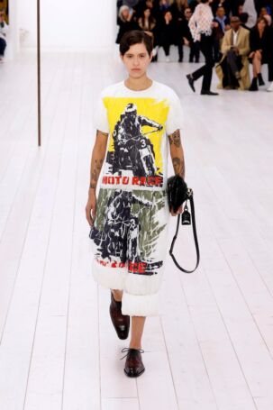 8/58 | Loewe Spring 2025 | Photo: NOWFASHION.com Loewe Spring 2025 | Photo: NOWFASHION.com