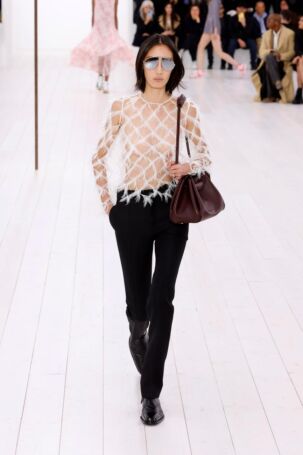 9/58 | Loewe Spring 2025 | Photo: NOWFASHION.com Loewe Spring 2025 | Photo: NOWFASHION.com
