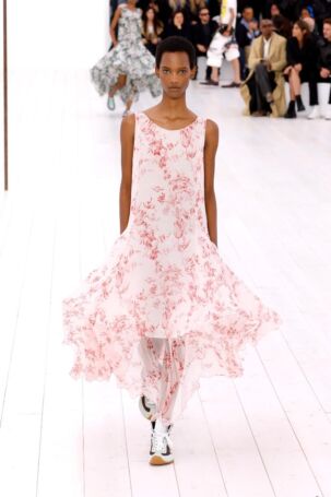 10/58 | Loewe Spring 2025 | Photo: NOWFASHION.com Loewe Spring 2025 | Photo: NOWFASHION.com