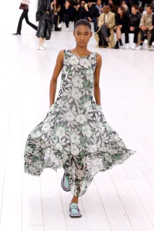 11/58 | Loewe Spring 2025 | Photo: NOWFASHION.com Loewe Spring 2025 | Photo: NOWFASHION.com
