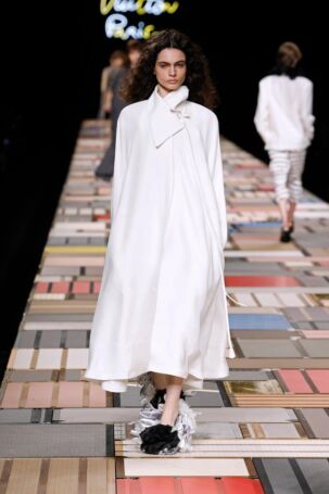 9/51 | Louis Vuitton Spring 2025 | Photo: NOWFASHION.com Louis Vuitton Spring 2025 | Photo: NOWFASHION.com