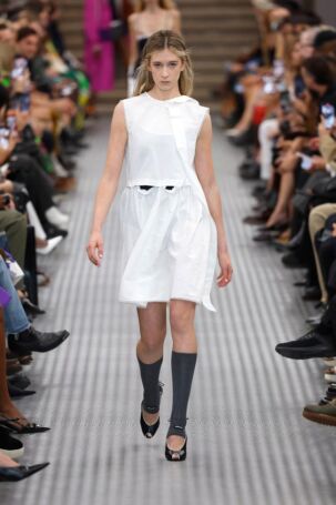 1/68 | Miu Miu Spring 2025 | Photo: NOWFASHION.com Miu Miu Spring 2025 | Photo: NOWFASHION.com