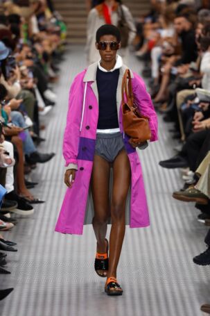 3/68 | Miu Miu Spring 2025 | Photo: NOWFASHION.com Miu Miu Spring 2025 | Photo: NOWFASHION.com