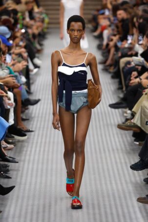 5/68 | Miu Miu Spring 2025 | Photo: NOWFASHION.com Miu Miu Spring 2025 | Photo: NOWFASHION.com