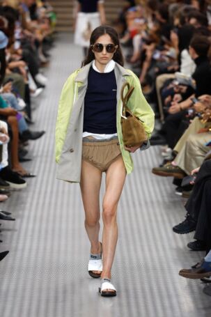 8/68 | Miu Miu Spring 2025 | Photo: NOWFASHION.com Miu Miu Spring 2025 | Photo: NOWFASHION.com