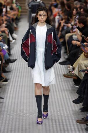 12/68 | Miu Miu Spring 2025 | Photo: NOWFASHION.com Miu Miu Spring 2025 | Photo: NOWFASHION.com