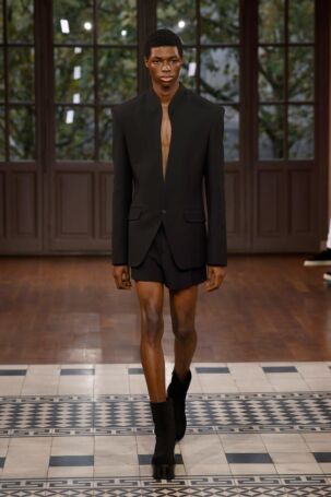 7/30 | Mugler Spring 2025 | Photo: NOWFASHION.com Mugler Spring 2025 | Photo: NOWFASHION.com
