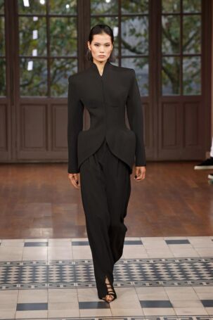 10/30 | Mugler Spring 2025 | Photo: NOWFASHION.com Mugler Spring 2025 | Photo: NOWFASHION.com