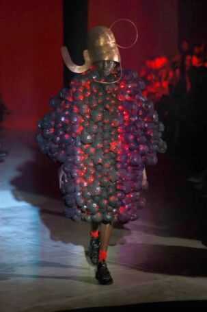 1/31 | Noir Kei Ninomiya Spring 2025 | Photo: NOWFASHION.com Noir Kei Ninomiya Spring 2025 | Photo: NOWFASHION.com