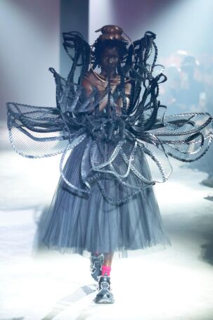 2/31 | Noir Kei Ninomiya Spring 2025 | Photo: NOWFASHION.com Noir Kei Ninomiya Spring 2025 | Photo: NOWFASHION.com