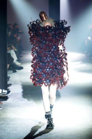 3/31 | Noir Kei Ninomiya Spring 2025 | Photo: NOWFASHION.com Noir Kei Ninomiya Spring 2025 | Photo: NOWFASHION.com