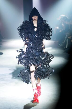 4/31 | Noir Kei Ninomiya Spring 2025 | Photo: NOWFASHION.com Noir Kei Ninomiya Spring 2025 | Photo: NOWFASHION.com